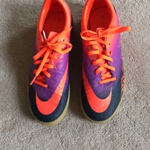 Indoor soccer shoes